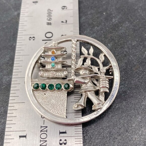 VINTAGE Silver tone metal and green rhinestone Asian scene brooch ~ c. 1950s pin - Picture 2 of 10